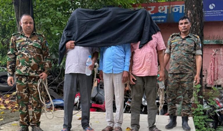 रांची में 320 ग्राम गांजा के साथ तीन तस्कर गिरफ्तार, 72,500 रुपये नकद और दो बाइक जब्त