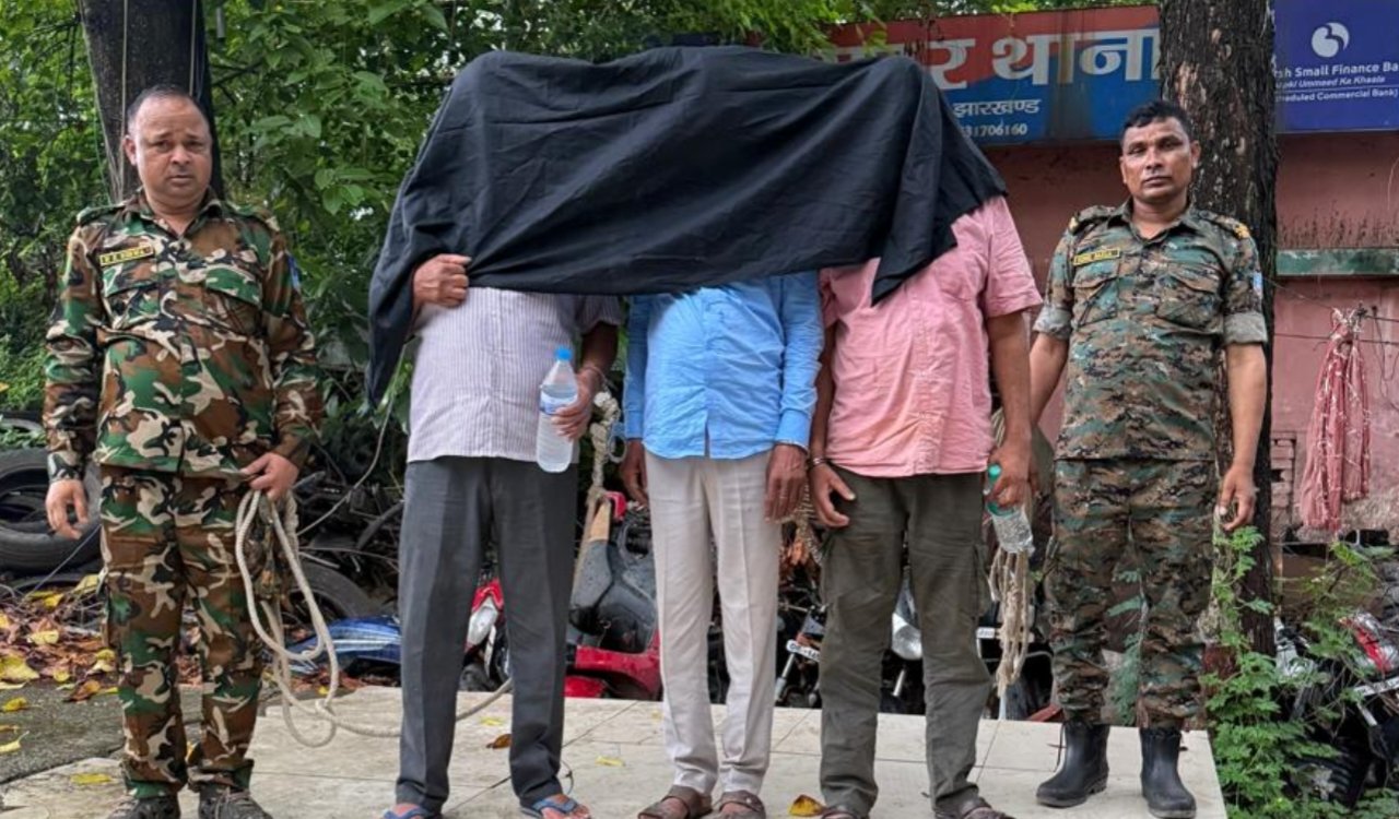 Three smugglers arrested in Ranchi with 320 grams of cannabis; ₹72,500 in cash and two bikes seized.