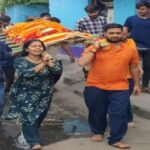 Bokaro: Breaking the shackles of tradition, a daughter shoulders her mother's bier.