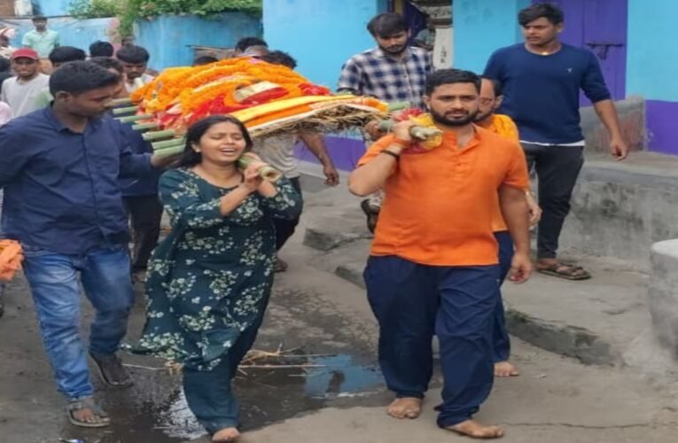 Bokaro: Breaking the shackles of tradition, a daughter shoulders her mother's bier.