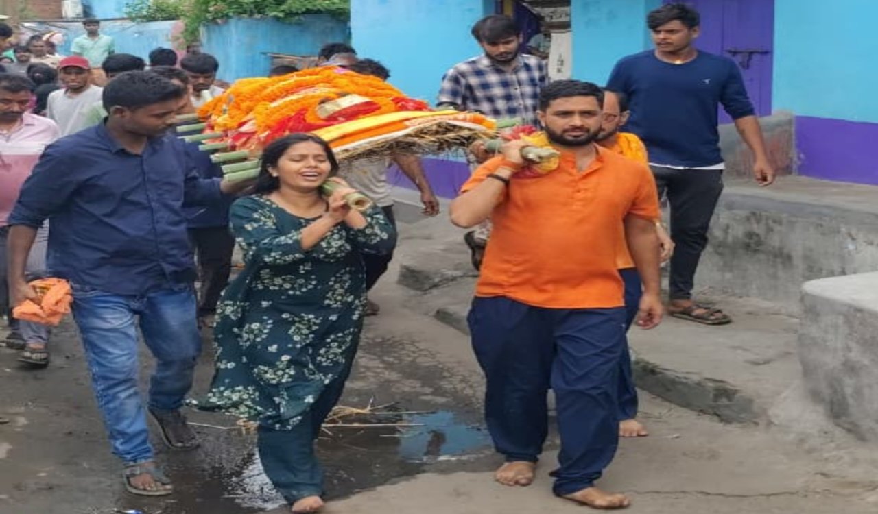 Bokaro: Breaking the shackles of tradition, a daughter shoulders her mother's bier.