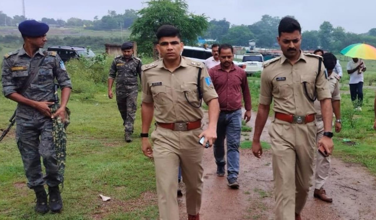 Encounter between police and a member of the Prince Khan gang; Shivraj Ram injured; two pistols and a large quantity of cartridges recovered.