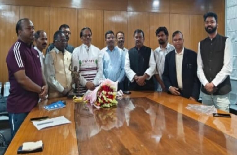 झारखंड में परिसीमन को लेकर आदिवासी समाज लामबंद, मंत्री बंधु तिर्की के नेतृत्व में एक प्रतिनिधिमंडल के राजू से मिला