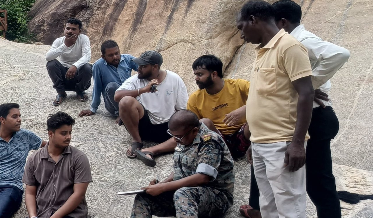Selfie proves fatal at Latehar's Sugga Bandh Falls; youth from Garhwa drowns in deep water.