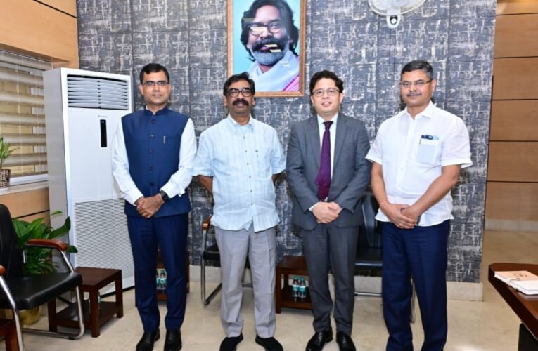 Indian Foreign Service officers pay a courtesy call on Chief Minister Hemant Soren; discussions held on investment and development.