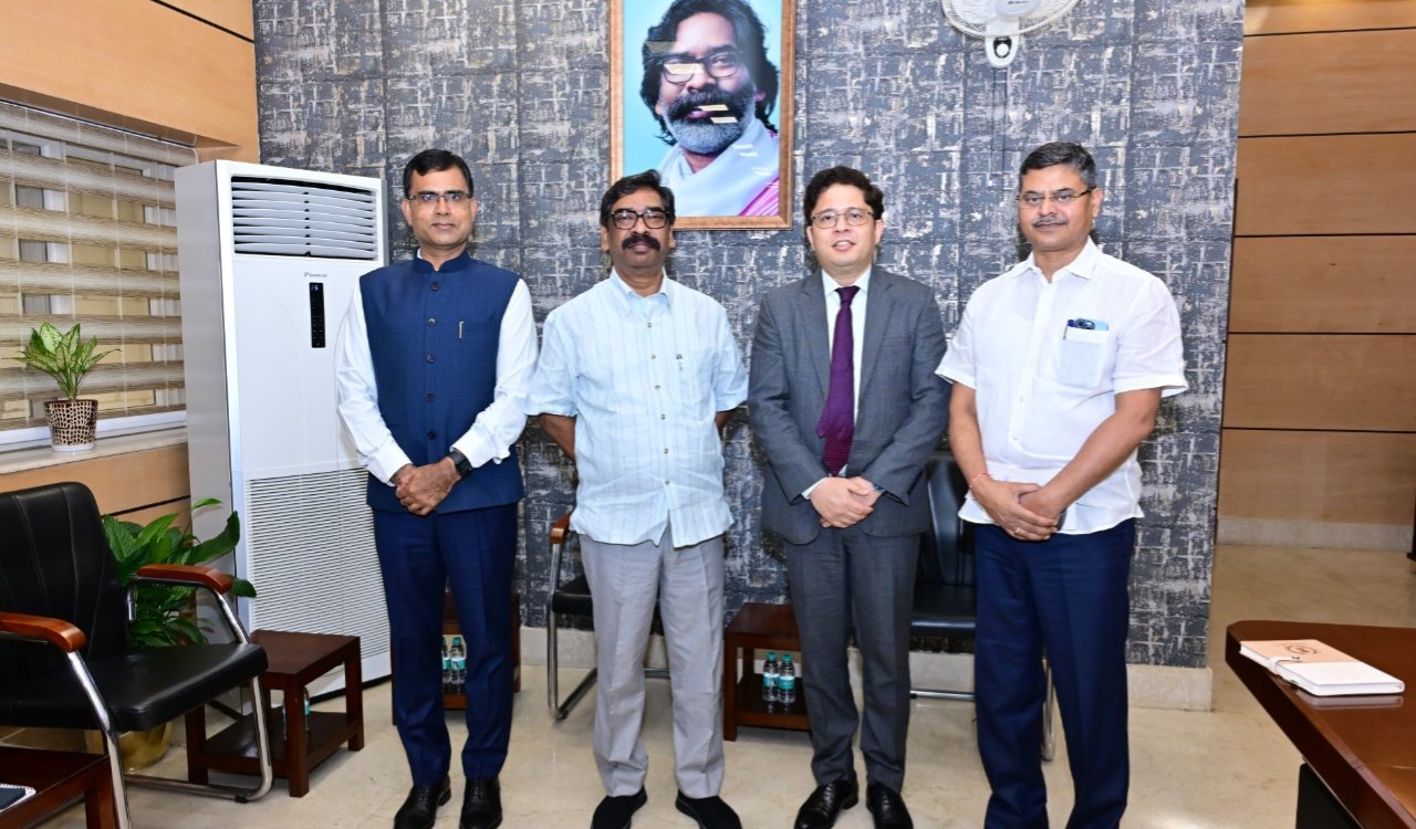 Indian Foreign Service officers pay a courtesy call on Chief Minister Hemant Soren; discussions held on investment and development.