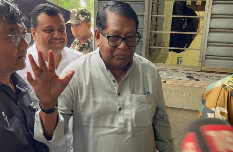 Jharkhand Liquor Scam : ED दफ्तर पहुंचे पूर्व मंत्री रामेश्वर उरांव, मीडिया से बोले- ’23 साल पुलिस में रहा हूं, बाहर कुछ नहीं बोलूंगा’