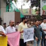 14वीं JPSC पीटी परीक्षा में कथित अनियमितता के विरोध में भाजयुमो का प्रदर्शन, JPSC कार्यालय के बाहर बनाई मानव श्रृंखला BJYM protests against alleged irregularities in the 14th JPSC Preliminary Exam; forms a human chain outside the JPSC office.