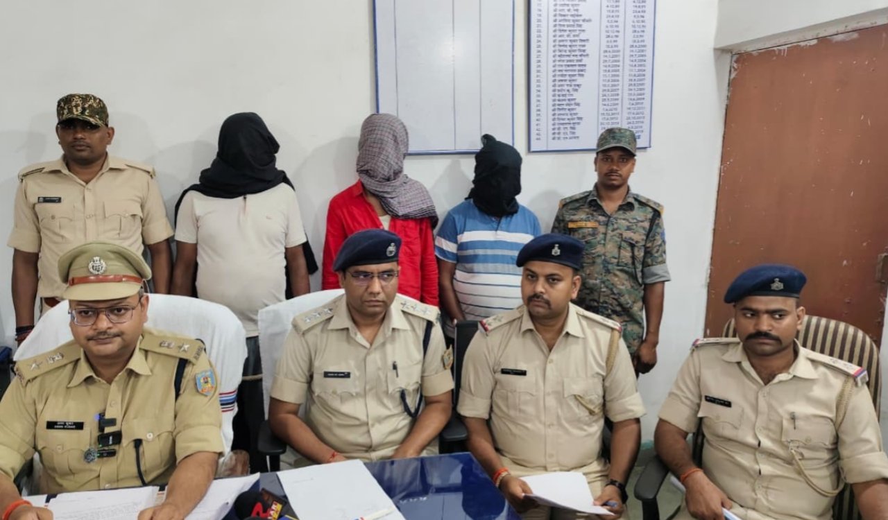 Major crackdown on brown sugar; three smugglers arrested with 25 grams of brown sugar.