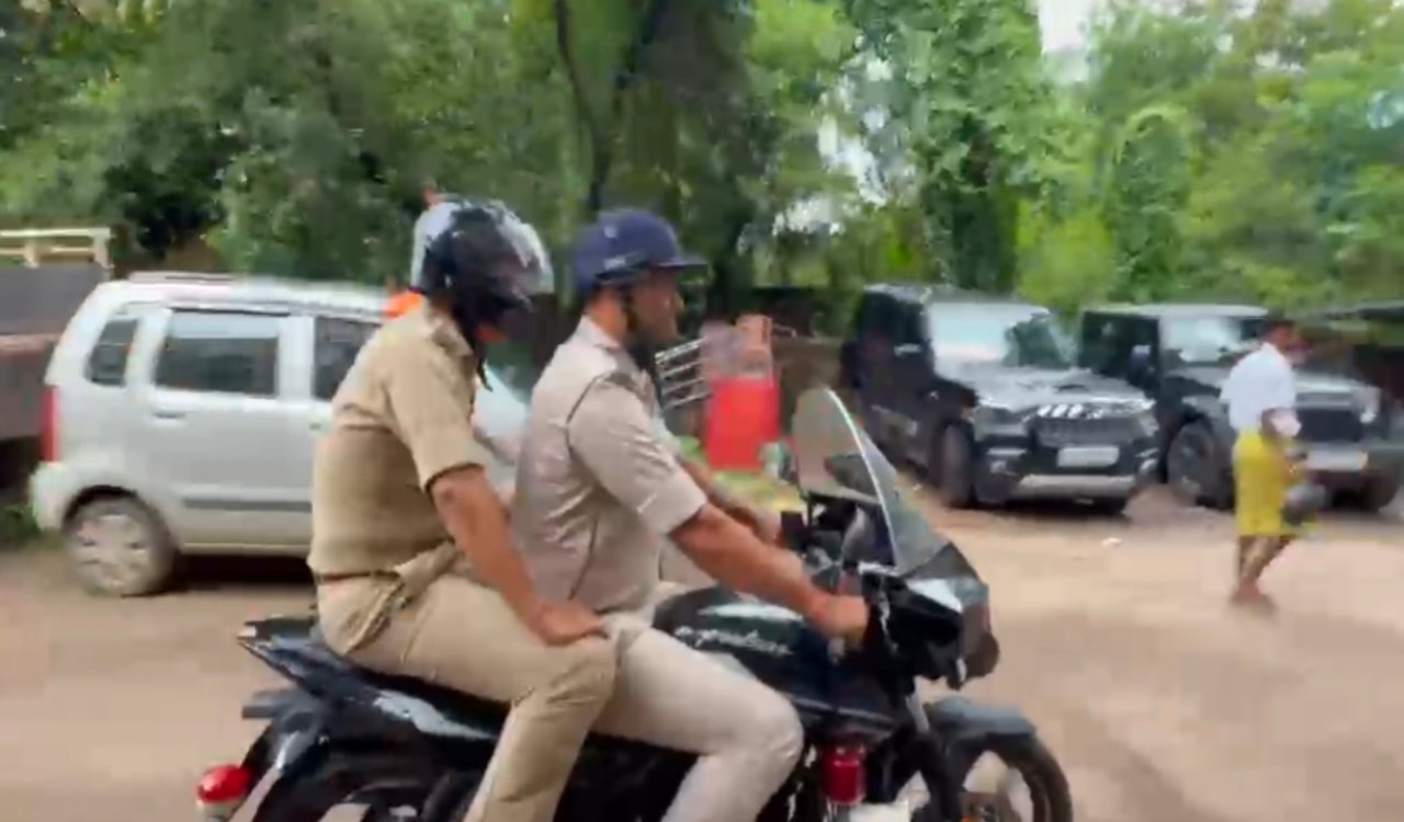 Saraikela: SP inspects security arrangements while riding a motorcycle.