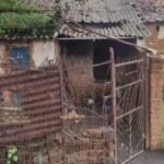 रामगढ़ में अवैध मिनी गन फैक्ट्री का भंडाफोड़, महिला समेत तीन गिरफ्तार रामगढ़: जिले के भुरकुंडा ओपी क्षेत्र की पुलिस ने बड़ी कार्रवाई करते हुए दत्तो इलाके में संचालित एक अवैध मिनी गन फैक्ट्री का भंडाफोड़ किया है। गुप्त सूचना के आधार पर की गई छापेमारी में पुलिस ने भारी मात्रा में अर्धनिर्मित पिस्टल, मैगजीन और हथियार बनाने में इस्तेमाल होने वाले उपकरण बरामद किए हैं। पुलिस के अनुसार, अवैध हथियार बनाने का यह कारोबार लंबे समय से एक लोहार की दुकान और उससे जुड़े घर की आड़ में संचालित किया जा रहा था। छापेमारी के दौरान मौके से हथियार निर्माण से जुड़े कई अहम सामान बरामद किए गए, जिन्हें पुलिस ने जब्त कर लिया है। इस मामले में पुलिस ने एक महिला समेत एक ही परिवार के तीन लोगों को गिरफ्तार किया है। गिरफ्तार आरोपियों से पूछताछ की जा रही है ताकि यह पता लगाया जा सके कि तैयार किए गए हथियार किन लोगों तक पहुंचाए जाते थे और इस अवैध नेटवर्क से जुड़े अन्य लोगों की भी पहचान हो सके। पुलिस ने बरामद हथियारों और उपकरणों को जब्त कर मामले की जांच शुरू कर दी है। अधिकारियों का कहना है कि पूरे नेटवर्क का खुलासा करने के लिए गिरफ्तार आरोपियों से गहन पूछताछ की जा रही है।