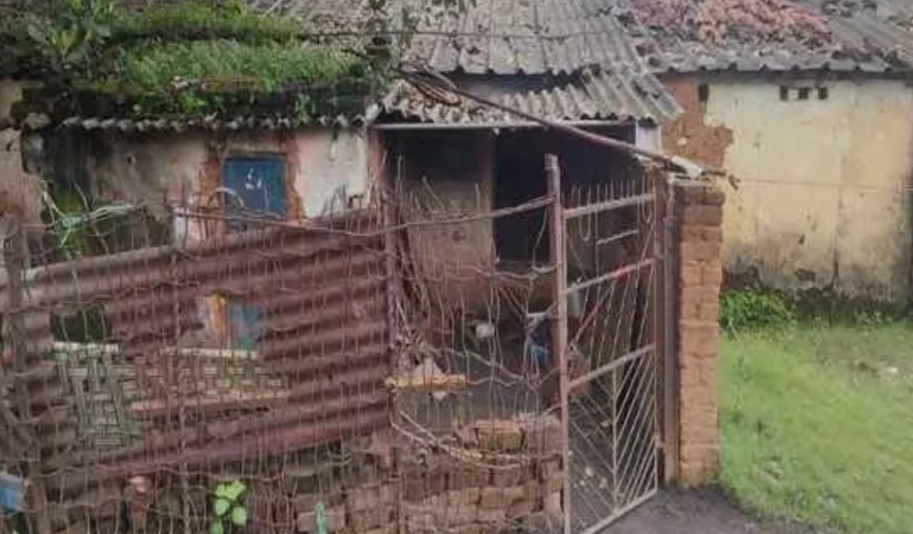 रामगढ़: जिले के भुरकुंडा ओपी क्षेत्र की पुलिस ने बड़ी कार्रवाई करते हुए दत्तो इलाके में संचालित एक अवैध मिनी गन फैक्ट्री का भंडाफोड़ किया है। गुप्त सूचना के आधार पर की गई छापेमारी में पुलिस ने भारी मात्रा में अर्धनिर्मित पिस्टल, मैगजीन और हथियार बनाने में इस्तेमाल होने वाले उपकरण बरामद किए हैं। पुलिस के अनुसार, अवैध हथियार बनाने का यह कारोबार लंबे समय से एक लोहार की दुकान और उससे जुड़े घर की आड़ में संचालित किया जा रहा था। छापेमारी के दौरान मौके से हथियार निर्माण से जुड़े कई अहम सामान बरामद किए गए, जिन्हें पुलिस ने जब्त कर लिया है। इस मामले में पुलिस ने एक महिला समेत एक ही परिवार के तीन लोगों को गिरफ्तार किया है। गिरफ्तार आरोपियों से पूछताछ की जा रही है ताकि यह पता लगाया जा सके कि तैयार किए गए हथियार किन लोगों तक पहुंचाए जाते थे और इस अवैध नेटवर्क से जुड़े अन्य लोगों की भी पहचान हो सके। पुलिस ने बरामद हथियारों और उपकरणों को जब्त कर मामले की जांच शुरू कर दी है। अधिकारियों का कहना है कि पूरे नेटवर्क का खुलासा करने के लिए गिरफ्तार आरोपियों से गहन पूछताछ की जा रही है।