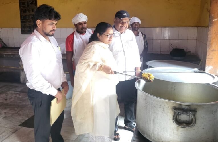 Surprise inspection of Simdega Divisional Jail conducted following High Court directives; DALSA Secretary assessed the facilities being provided to the inmates.