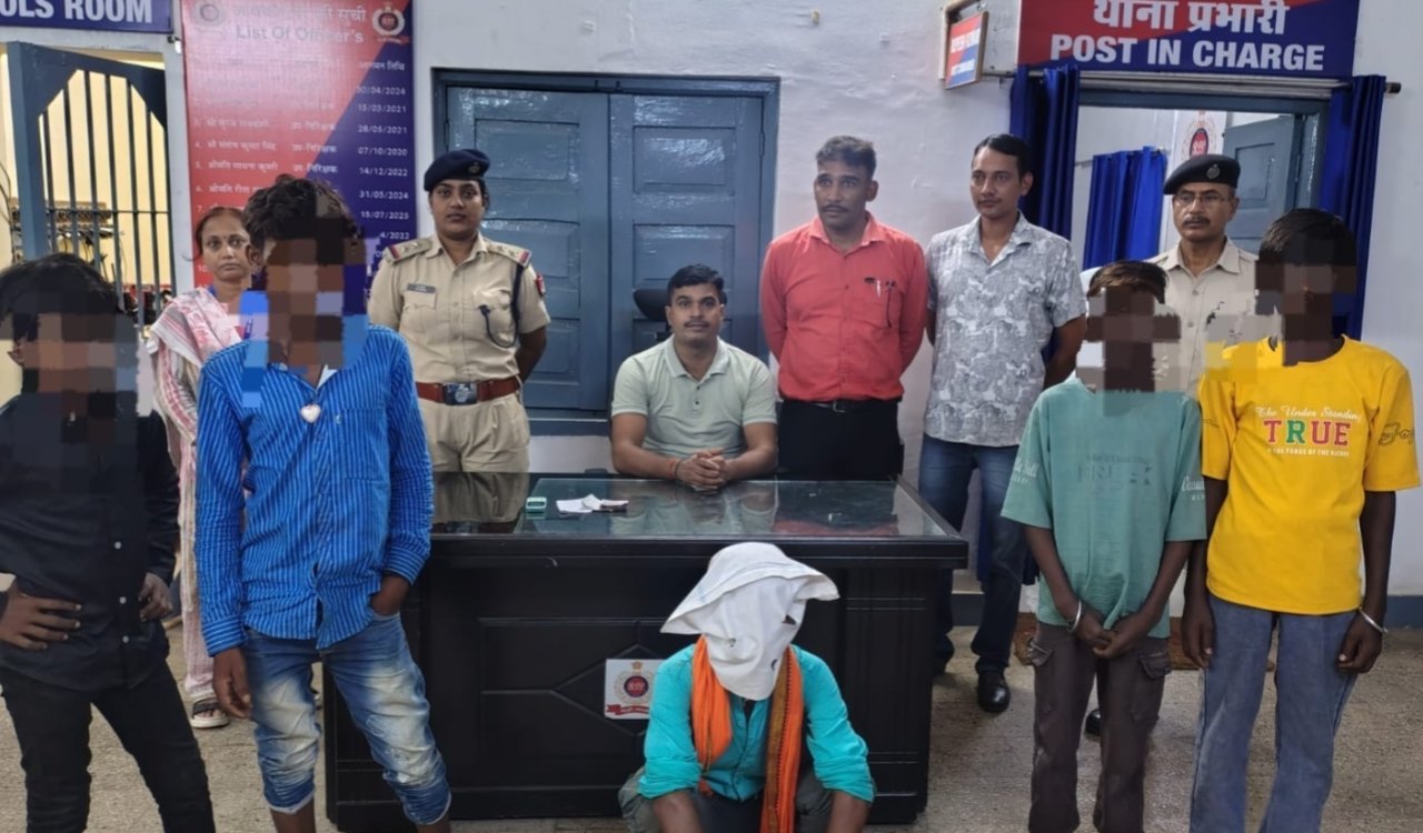 Attempted human trafficking foiled at Hatia station; four minors rescued, one arrested.