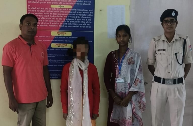 Safe rescue of a 17-year-old girl from Lohardaga station under Operation 'Nanhe Farishte'