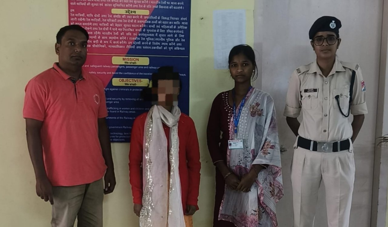 Safe rescue of a 17-year-old girl from Lohardaga station under Operation 'Nanhe Farishte'