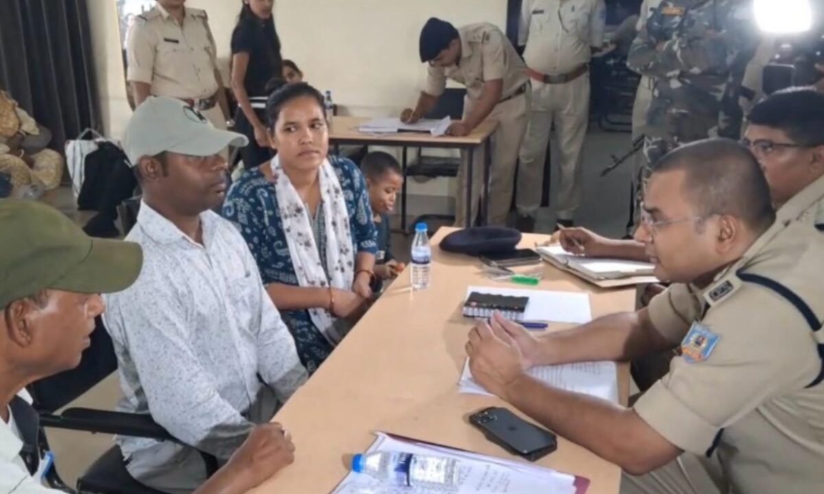 Public Grievance Redressal Program in Ranchi: 380 applications received in a single day; 160 cases resolved on the spot.