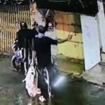 दिनदहाड़े ज्वेलरी दुकान में लूट, फायरिंग कर नकदी और जेवरात लेकर फरार हुए बदमाश Jewelry shop robbed in broad daylight; miscreants fled with cash and jewelry after opening fire.