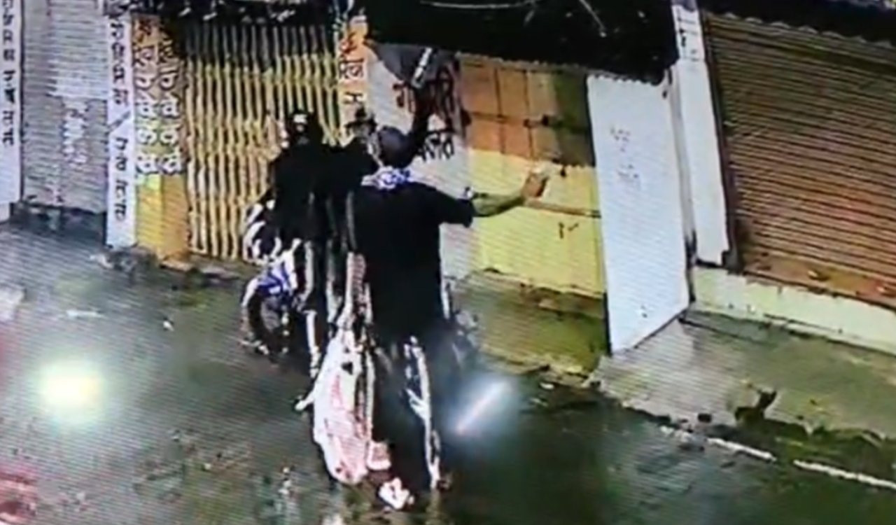 Jewelry shop robbed in broad daylight; miscreants fled with cash and jewelry after opening fire.