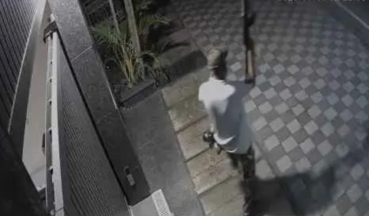 Attempted theft foiled in Ranchi's Ashok Nagar; security guard shot by his own licensed pistol.