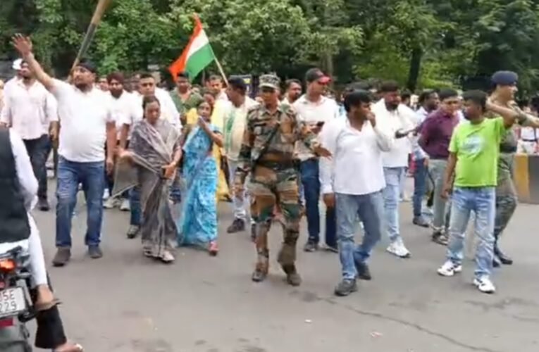 राम मंदिर में कथित वित्तीय अनियमितता की जांच की मांग को लेकर झामुमो का प्रदर्शन, राष्ट्रपति के नाम सौंपा ज्ञापन