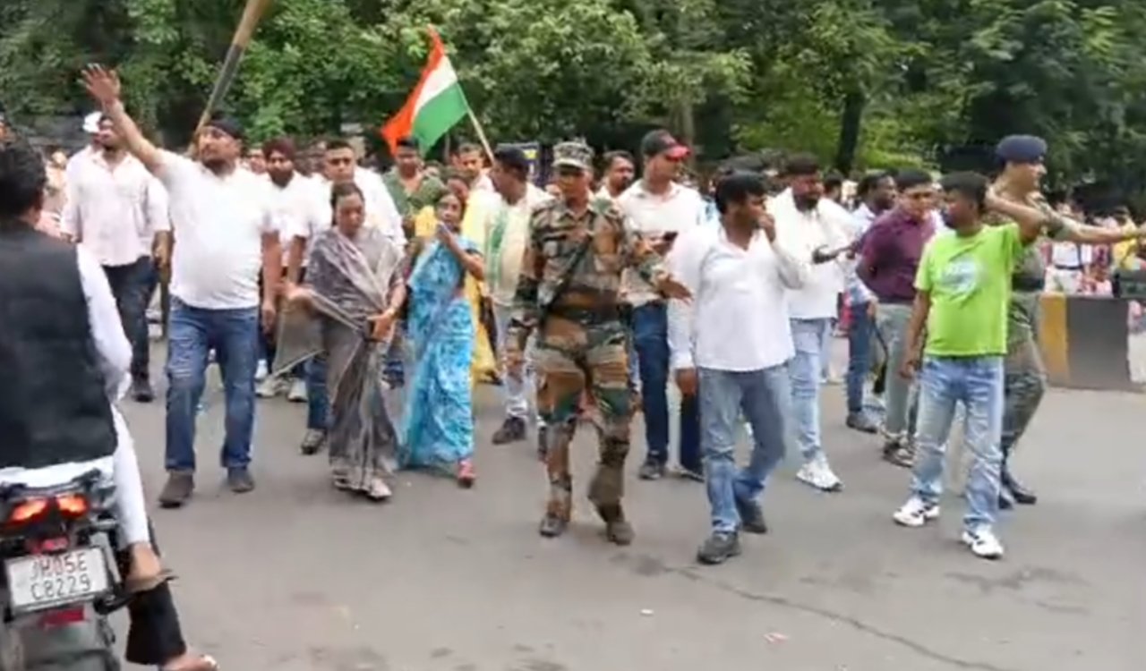 JMM protests demanding an inquiry into alleged financial irregularities at the Ram Temple; submits a memorandum addressed to the President.
