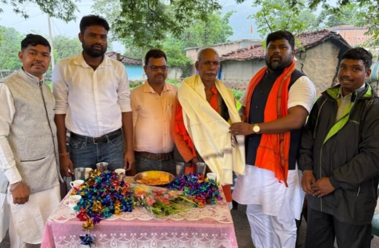 रामरेखा धाम पहुंचे भाजपा नेता कमलेश राम, लोक कलाकारों को शॉल ओढ़ाकर किया सम्मानित