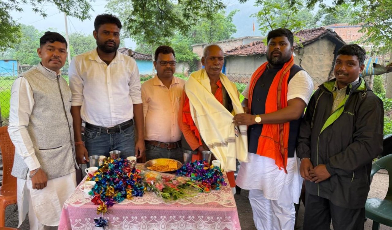 BJP leader Kamlesh Ram visited Ramrekha Dham and honored folk artists by draping shawls around them.