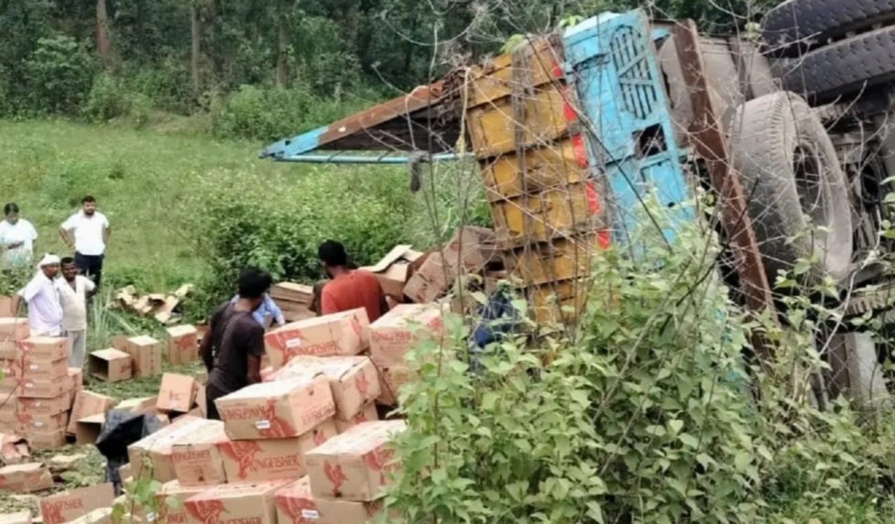 Beer-laden truck overturns in Sandhvai Valley; crowd rushes to pick up beer cans.