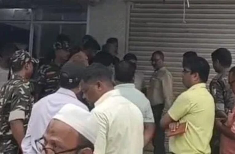 Illegal extortion in the name of 'SIR' exposed; Wasseypur Aadhaar center sealed; enumeration forms were being filled for a fee of ₹50 to ₹100.
