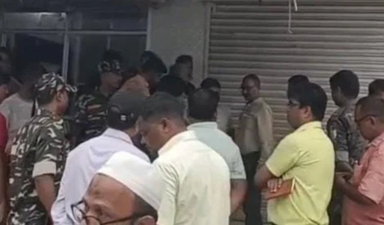 Illegal extortion in the name of 'SIR' exposed; Wasseypur Aadhaar center sealed; enumeration forms were being filled for a fee of ₹50 to ₹100.