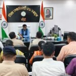 जगन्नाथपुर रथ मेला के सफल, सुरक्षित और सुव्यवस्थित आयोजन को लेकर रांची के जिला दण्डाधिकारी-सह-उपायुक्त मंजूनाथ भजन्त्री की अध्यक्षता में गुरुवार को समीक्षा बैठक आयोजित की गई। बैठक में सभी संबंधित विभागों को निर्धारित समय सीमा के भीतर मेला की तैयारियां पूरी करने का निर्देश दिया गया। उपायुक्त ने कहा कि जगन्नाथपुर रथ मेला आस्था और सांस्कृतिक परंपरा से जुड़ा महत्वपूर्ण आयोजन है। ऐसे में सभी विभाग आपसी समन्वय के साथ अपनी जिम्मेदारियों का समयबद्ध तरीके से निर्वहन करें, ताकि श्रद्धालुओं को किसी प्रकार की असुविधा न हो। बैठक में रथ, पंडाल, मंच और पब्लिक एड्रेस (PA) सिस्टम का सक्षम प्राधिकार से सुरक्षा एवं गुणवत्ता प्रमाण-पत्र प्राप्त करने, मेला परिसर में निर्बाध बिजली आपूर्ति, वैकल्पिक जेनरेटर की व्यवस्था तथा विद्युत सुरक्षा मानकों का पालन सुनिश्चित करने के निर्देश दिए गए। सुरक्षा व्यवस्था को मजबूत बनाने के लिए मेला परिसर के संवेदनशील स्थानों पर उच्च गुणवत्ता वाले सीसीटीवी कैमरे लगाने, पर्याप्त बैरिकेडिंग करने तथा महिला और पुरुष श्रद्धालुओं के लिए अलग-अलग प्रवेश एवं निकास मार्ग विकसित करने का निर्देश दिया गया। संभावित बारिश और वज्रपात को देखते हुए आपदा प्रबंधन की विशेष तैयारी और त्वरित कार्ययोजना तैयार रखने को भी कहा गया। उपायुक्त ने चिकित्सा दल, एम्बुलेंस, प्राथमिक उपचार केंद्र, अग्निशमन वाहन, पेयजल, स्वच्छता, शौचालय, पार्किंग, यातायात प्रबंधन, खोया-पाया केंद्र, नियंत्रण कक्ष, सार्वजनिक उद्घोषणा प्रणाली और पर्याप्त प्रकाश व्यवस्था समय पर सुनिश्चित करने के निर्देश दिए। उन्होंने यह भी कहा कि मेला संचालन के दौरान श्रद्धालुओं, दुकानदारों और आमजन के साथ सौहार्दपूर्ण व्यवहार सुनिश्चित किया जाए। बैठक में यह भी निर्णय लिया गया कि 14 जुलाई 2026 की संध्या को उपायुक्त स्वयं मेला परिसर का निरीक्षण करेंगे और सभी तैयारियों का स्थल पर सत्यापन करेंगे। उन्होंने सभी अधिकारियों को निर्देश दिया कि श्रद्धालुओं की सुरक्षा और सुविधा सर्वोच्च प्राथमिकता रहे तथा समन्वित प्रयासों से जगन्नाथपुर रथ मेला का गरिमामय एवं सफल आयोजन सुनिश्चित किया जाए।