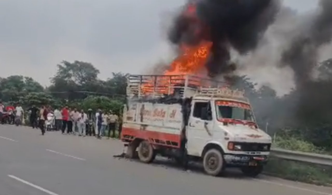 A 407 truck caught fire on Sithio Ring Road, burning the refrigerator-laden vehicle to ashes.