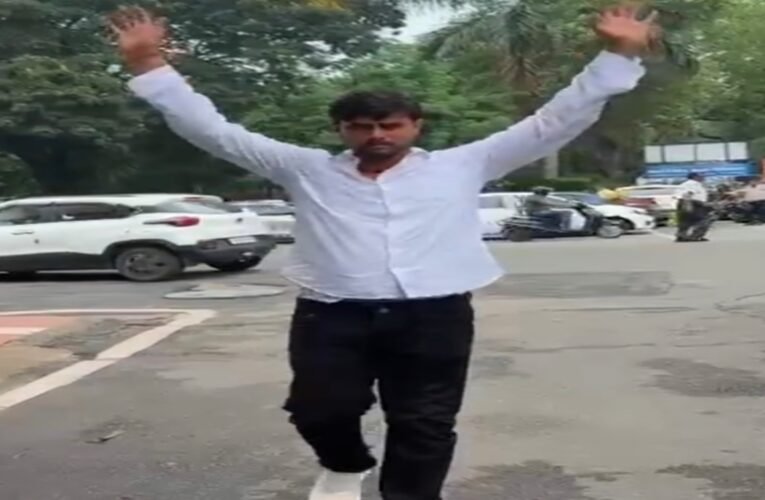 जमशेदपुर: चर्चित हिमांशु सिंह हत्याकांड में मुख्य आरोपी राहुल दुबे ने किया सरेंडर, बिष्टुपुर थाना में पुलिस ने लिया हिरासत में