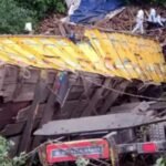 चुटुपालू घाटी में बड़ा हादसा: ब्रेक फेल होने से 30 फीट गहरी खाई में गिरा लकड़ी लदा ट्रक, चालक घायल Major accident in Chutupalu Valley: Timber-laden truck plunges into 30-foot-deep gorge after brake failure; driver injured.