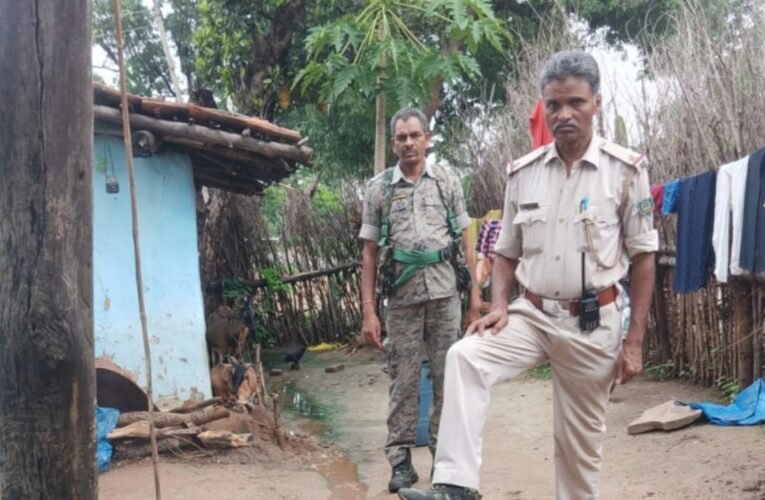 शंभू कुमार सिंह सिमडेगा: जिले में अवैध शराब के निर्माण और बिक्री पर रोक लगाने के लिए सिमडेगा पुलिस लगातार कार्रवाई कर रही है। इसी क्रम में 2 जुलाई से 8 जुलाई 2026 तक जिले के विभिन्न थाना क्षेत्रों में थाना प्रभारियों के नेतृत्व में विशेष छापेमारी अभियान चलाया गया। अभियान के दौरान पुलिस ने 202 किलोग्राम जावा महुआ और 5 लीटर महुआ शराब को नष्ट किया। साथ ही अवैध शराब बनाने में इस्तेमाल होने वाली भट्ठियों को भी ध्वस्त कर दिया गया। सिमडेगा पुलिस ने बताया कि जिले में अवैध शराब की रोकथाम के लिए जागरूकता अभियान भी लगातार चलाया जा रहा है। पुलिस ने लोगों से अपील की है कि नशामुक्त समाज के निर्माण में सहयोग करें तथा अपने आसपास अवैध शराब के निर्माण या बिक्री की जानकारी मिलने पर तत्काल कंट्रोल रूम के मोबाइल नंबर पर सूचना दें।