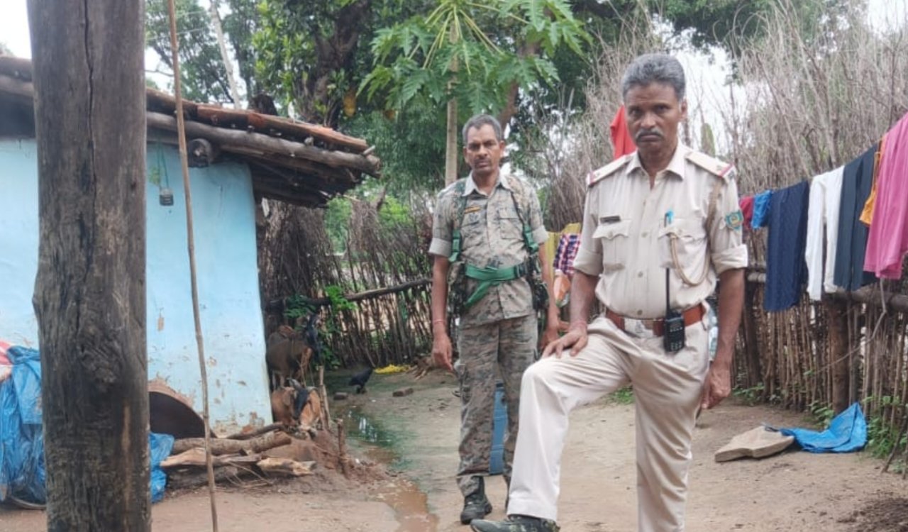 शंभू कुमार सिंह सिमडेगा: जिले में अवैध शराब के निर्माण और बिक्री पर रोक लगाने के लिए सिमडेगा पुलिस लगातार कार्रवाई कर रही है। इसी क्रम में 2 जुलाई से 8 जुलाई 2026 तक जिले के विभिन्न थाना क्षेत्रों में थाना प्रभारियों के नेतृत्व में विशेष छापेमारी अभियान चलाया गया। अभियान के दौरान पुलिस ने 202 किलोग्राम जावा महुआ और 5 लीटर महुआ शराब को नष्ट किया। साथ ही अवैध शराब बनाने में इस्तेमाल होने वाली भट्ठियों को भी ध्वस्त कर दिया गया। सिमडेगा पुलिस ने बताया कि जिले में अवैध शराब की रोकथाम के लिए जागरूकता अभियान भी लगातार चलाया जा रहा है। पुलिस ने लोगों से अपील की है कि नशामुक्त समाज के निर्माण में सहयोग करें तथा अपने आसपास अवैध शराब के निर्माण या बिक्री की जानकारी मिलने पर तत्काल कंट्रोल रूम के मोबाइल नंबर पर सूचना दें।