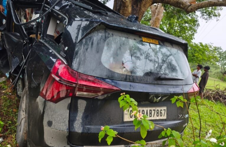 Horrific road accident in Khunti: XUV collides with bus; two injured.
