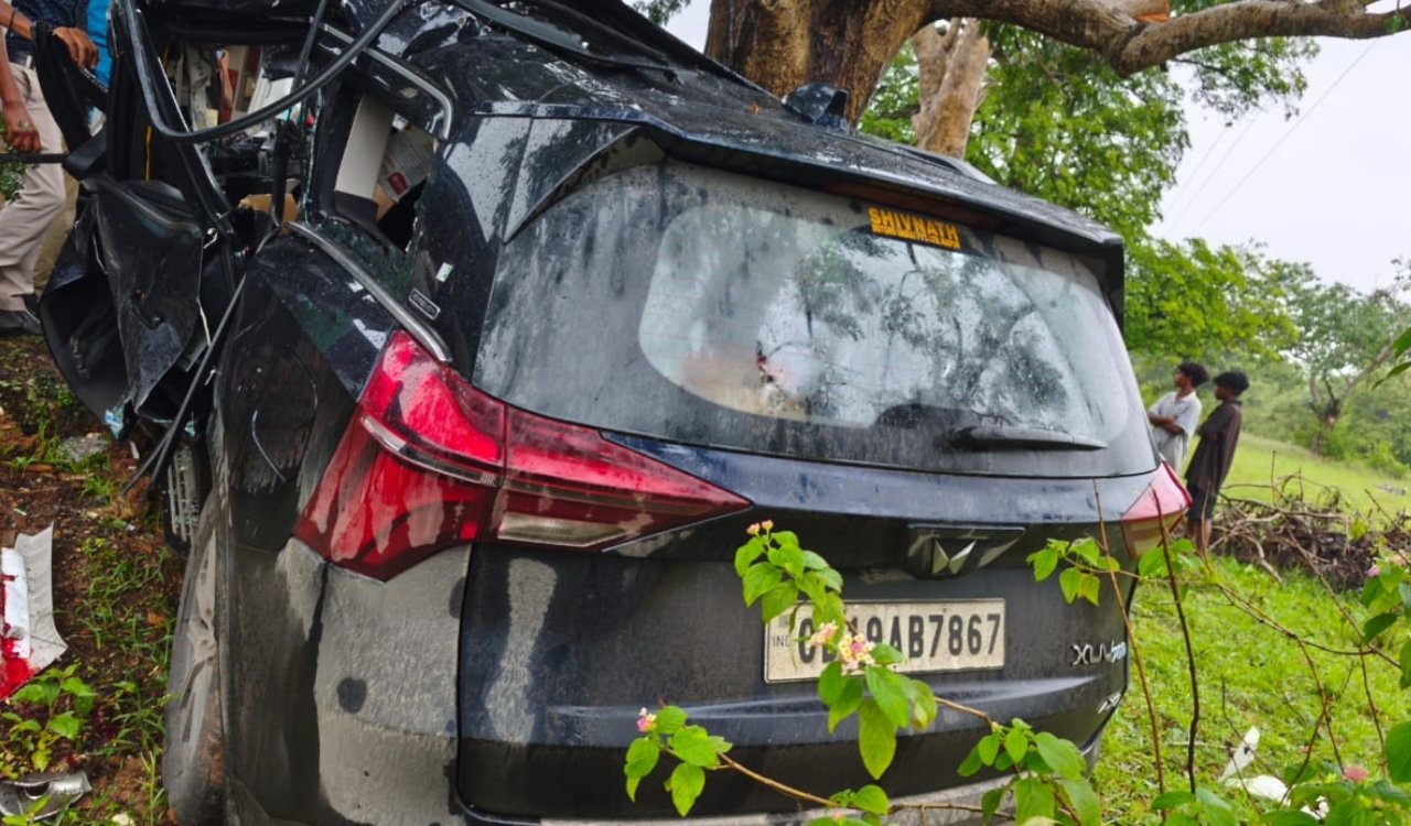 Horrific road accident in Khunti: XUV collides with bus; two injured.