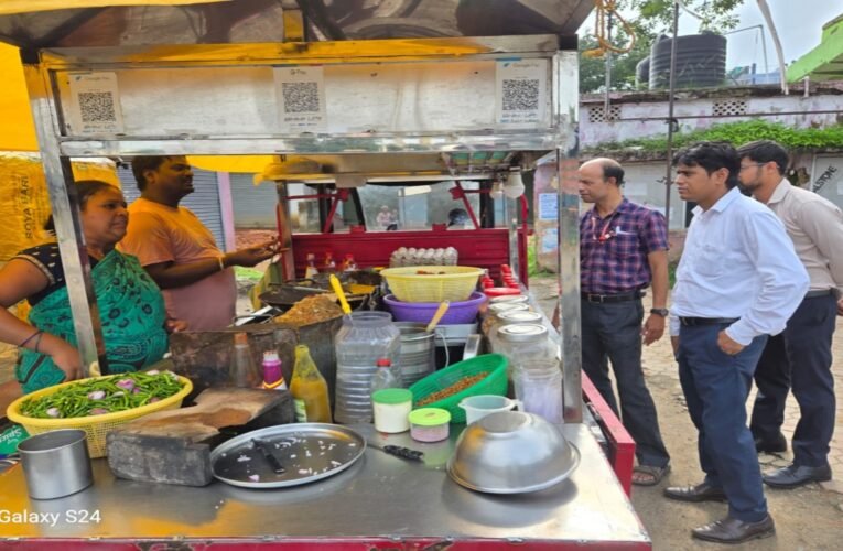 लोहरदगा में खाद्य सुरक्षा विभाग का बड़ा एक्शन: कई होटलों और बेकरी में मिली भारी अनियमितताएं, एक को नोटिस