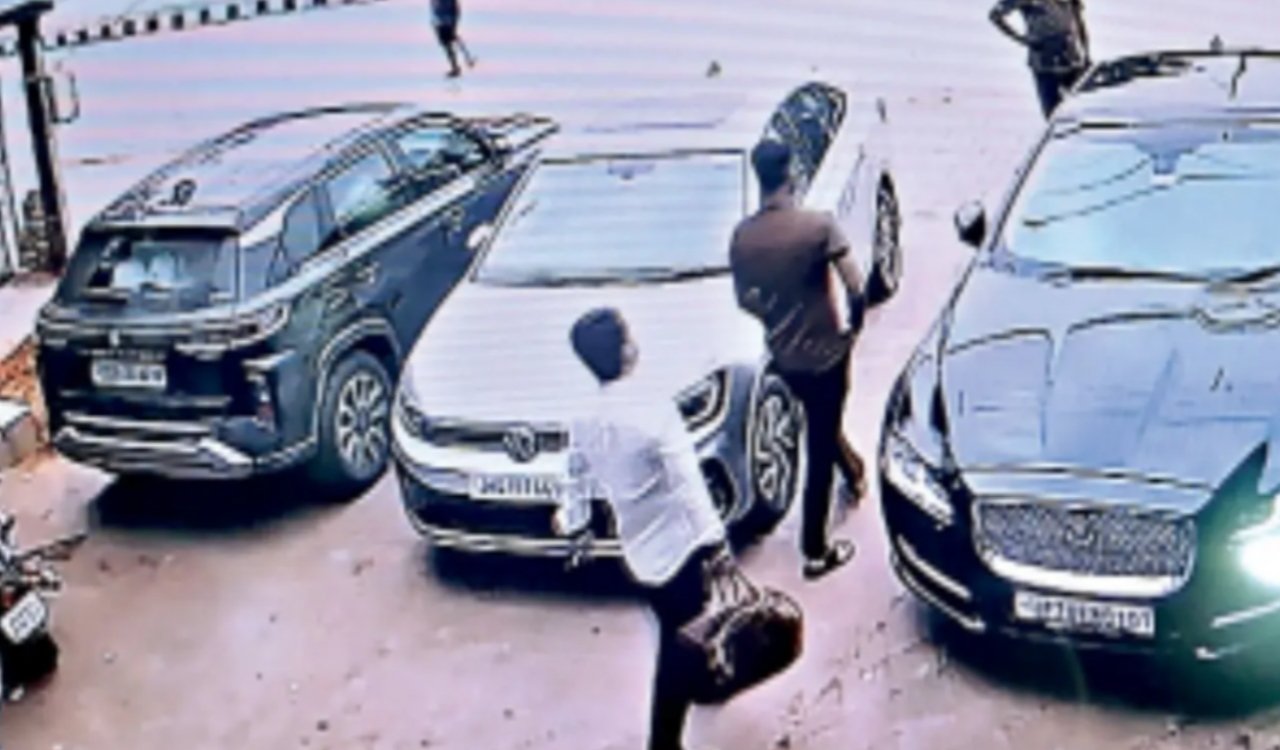 Major breakthrough in the high-profile Ashok Nagar (Ranchi) theft case: the perpetrators arrived in a luxury vehicle worth ₹80 lakh and stayed at a hotel using fake Aadhaar cards.
