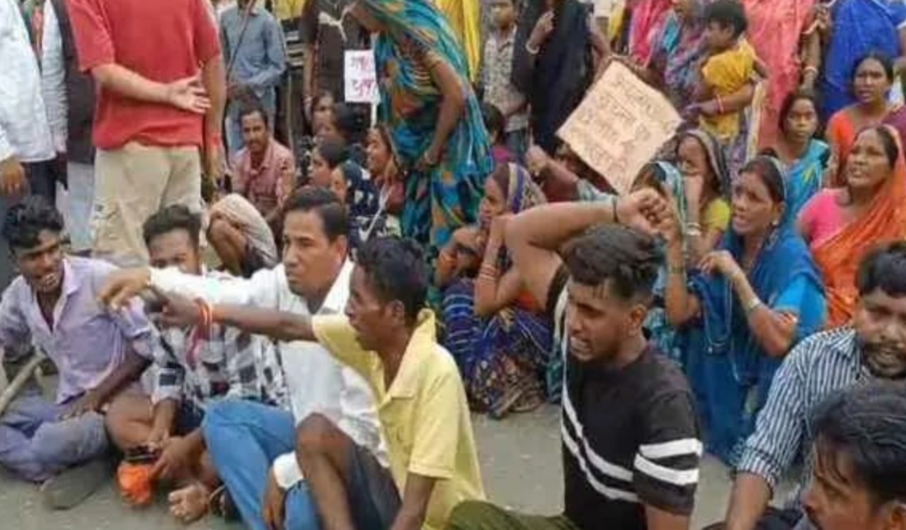 The body of missing Giridih youth Neeraj Hazra was recovered from a forest in Bihar; angry villagers blocked the road.