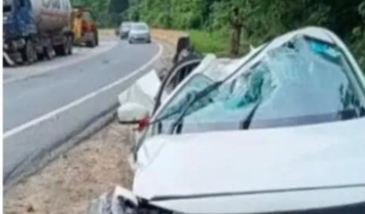 Major road accident averted in Chuttupalu Valley; trailer rams into two cars; traffic disrupted briefly.