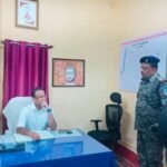 Jamshedpur: SSP conducts surprise inspection of Bagbera police station late at night.