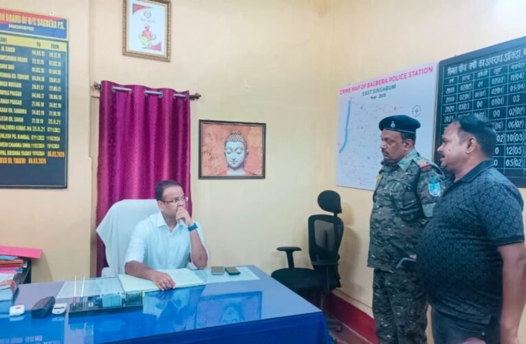 Jamshedpur: SSP conducts surprise inspection of Bagbera police station late at night.