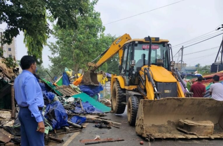 Ranchi Municipal Corporation's anti-encroachment drive continues; over 60 illegal shops and temporary structures removed.