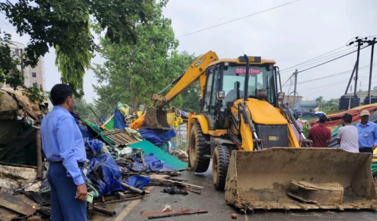 रांची नगर निगम का अतिक्रमण हटाओ अभियान जारी, 60 से अधिक अवैध दुकानें व अस्थायी संरचनाएं हटाईं