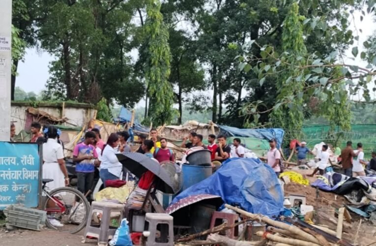 AJSU opposes the anti-enccroachment drive in Morabadi; leaders come out in support of footpath vendors.