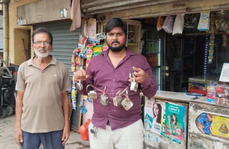 जमशेदपुर में चोरों का तांडव: मानगो-डिमना रोड बाजार की 10-12 दुकानों के ताले तोड़े, नकदी और सामान पर किया हाथ साफ