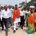 पंडरा में स्ट्रीट वेंडर्स को मिलेगा स्थायी ठिकाना, केंद्रीय मंत्री संजय सेठ और मेयर रोशनी खलखो ने किया सरकारी जमीन का निरीक्षण Street vendors in Pandra to get a permanent location; Union Minister Sanjay Seth and Mayor Roshni Khalkho inspected the government land.